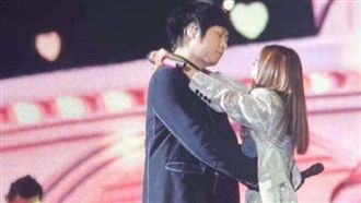 甜摟阿信官宣？蔡依林：今天就嫁給你