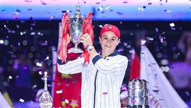 ▲球后巴蒂（Ashleigh Barty）抱走WTA年終賽冠軍。（圖／翻攝自WTAFinals臉書）