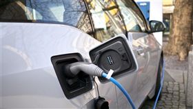 德國總理梅克爾3日表示，德國在2030年前應設置100萬座電動車充電站。（示意圖／圖取自維基共享資源；作者：Janitors，CC BY 2.0）