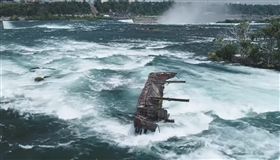 尼加拉公園官方人員指出，受到惡劣天氣影響，一艘於1918年卡在尼加拉河的鐵船日前脫離河床，朝尼加拉瀑布邊緣移動。（圖取自facebook.com/niagaraparks）