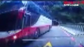 從隧道出來竟逆向　遊覽車連超2台車