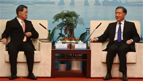 2019兩岸企業家紫金山峰會4日在南京登場，開幕前，中國全國政協主席汪洋（右）會見峰會台灣方面理事長蕭萬長（左）為首的兩岸企業家代表。中央社記者張淑伶南京攝　108年11月4日