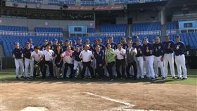 行政院蘇貞昌院長與世界棒球12強代表隊選手教練合影。（圖／體育署提供）