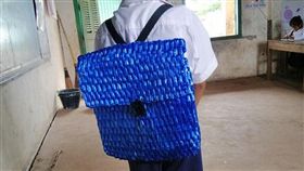 柬埔寨暖爸為兒手編尼龍書包。(圖/翻攝自臉書)