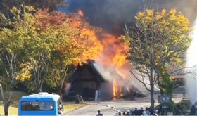 又有世界遺產火災！日本「合掌村」慘遭祝融…濃煙直竄天際（圖／翻攝自推特）