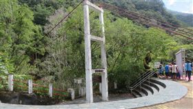 橫跨台東霧鹿溪的天龍吊橋2014年封橋，今年9月海端鄉公所爭取文化部、交通部觀光局補助新台幣2160萬元，鄉公所自籌240萬元，總經費2400百萬元進行重建。中央社記者盧太城攝　108年11月4日