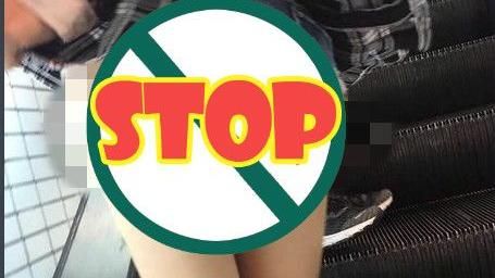 啊嘶！妹子穿太短露蜜桃臀　男超淡定