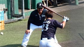 小笠原道大賣力指導球員（翻攝自推特）