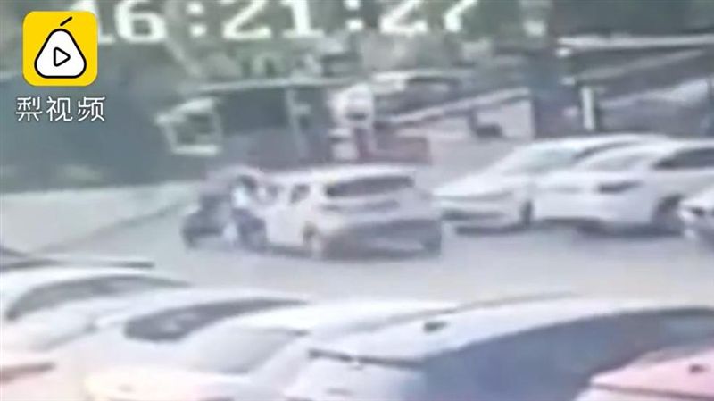 共享汽車突失控撞電單車　釀1死3傷