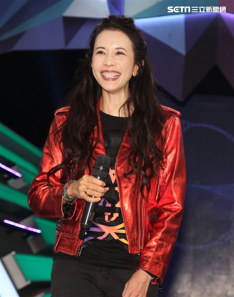 莫文蔚上吳宗憲的「綜藝大熱門」節目，同時宣布12月在台北小巨蛋演唱會，將是她大型表演最後的演唱會。（記者邱榮吉/攝影）