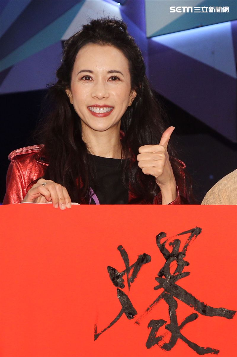 莫文蔚上吳宗憲的「綜藝大熱門」節目，同時宣布12月在台北小巨蛋演唱會，將是她大型表演最後的演唱會。（記者邱榮吉/攝影）