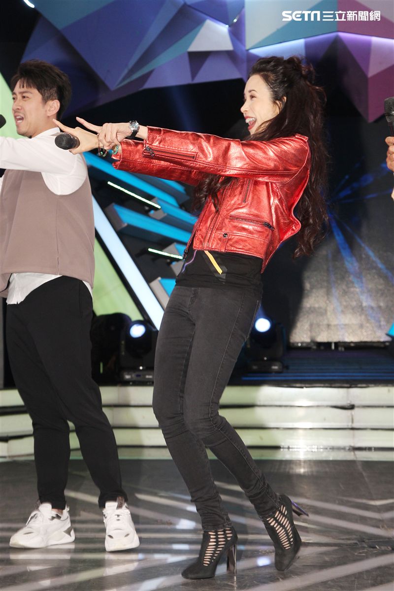 莫文蔚上吳宗憲的「綜藝大熱門」節目，同時宣布12月在台北小巨蛋演唱會，將是她大型表演最後的演唱會。（記者邱榮吉/攝影）
