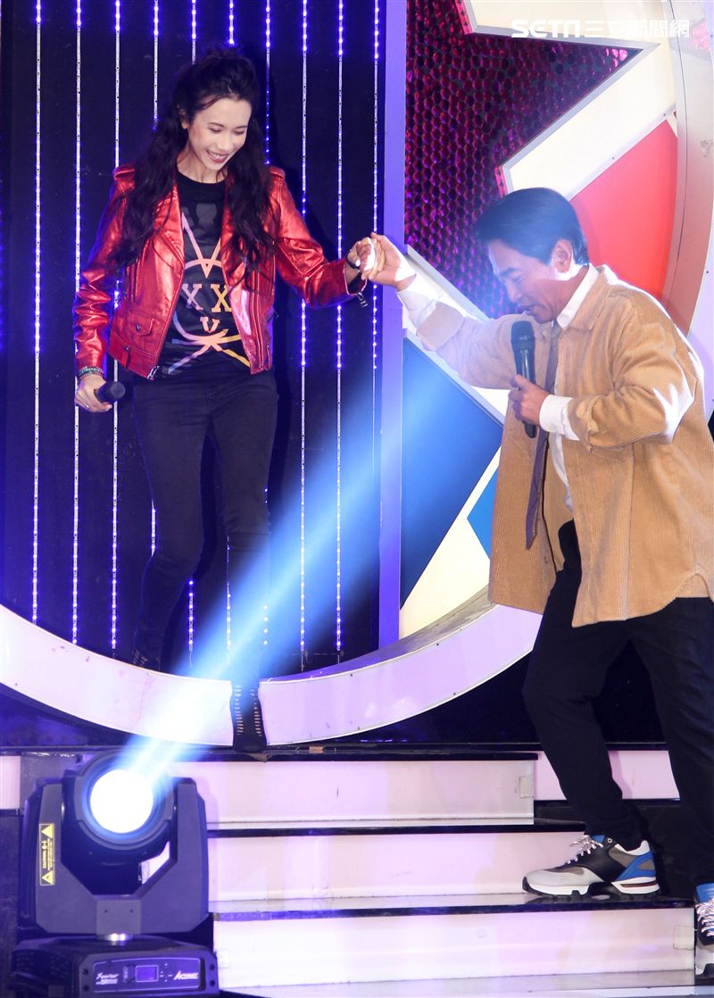 莫文蔚上吳宗憲的「綜藝大熱門」節目，同時宣布12月在台北小巨蛋演唱會，將是她大型表演最後的演唱會。（記者邱榮吉/攝影）