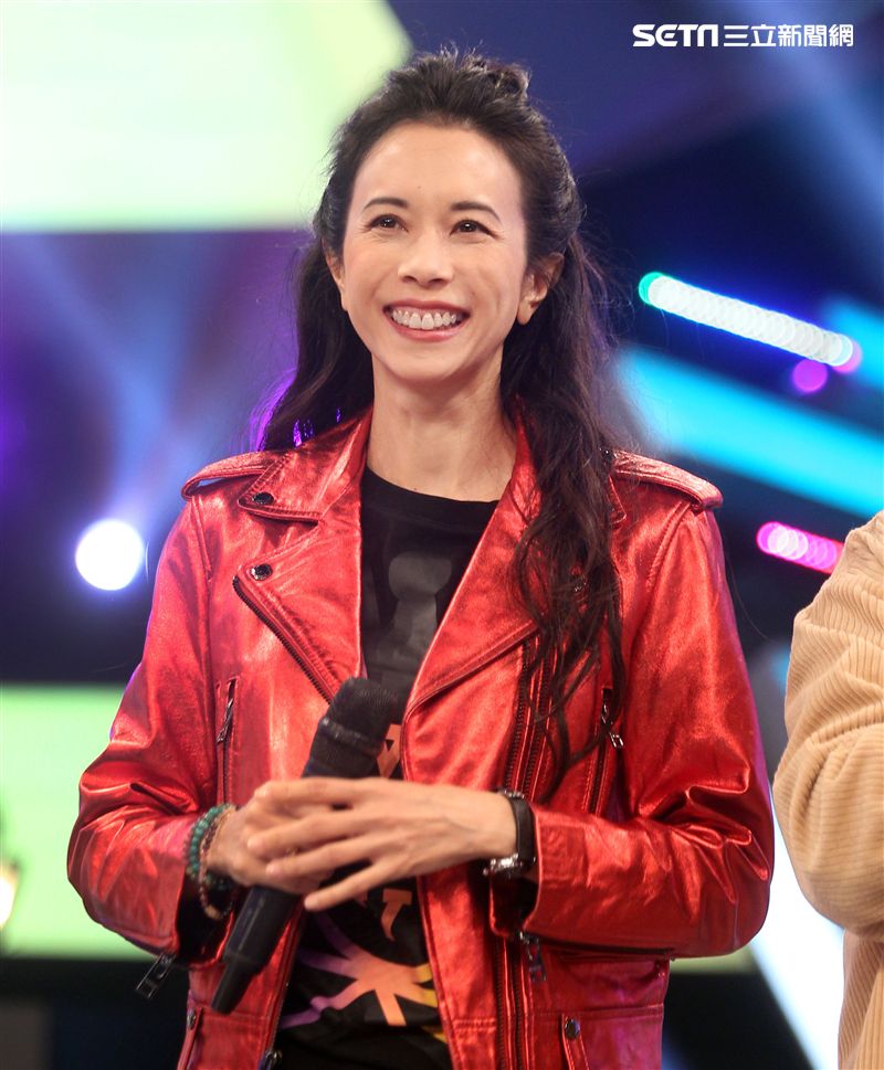 莫文蔚上吳宗憲的「綜藝大熱門」節目，同時宣布12月在台北小巨蛋演唱會，將是她大型表演最後的演唱會。（記者邱榮吉/攝影）