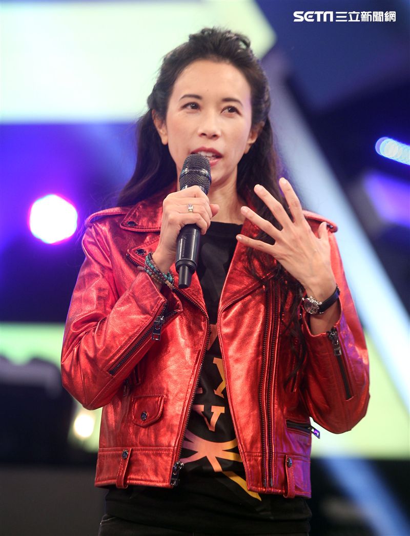 莫文蔚上吳宗憲的「綜藝大熱門」節目，同時宣布12月在台北小巨蛋演唱會，將是她大型表演最後的演唱會。（記者邱榮吉/攝影）