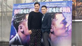 
國片「我的靈魂是愛做的」媒體試映會4日下午在台北舉行，演員邱志宇（右）、張晉豪（左）在片中飾演一對同志愛侶。中央社記者洪健倫攝　108年11月4日
