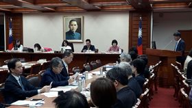 立法院教育及文化委員會4日審查109年度科技部及所屬單位預算案，科技部長陳良基表示，希望未來5年能以每年增加約新台幣40億元、也就是5年增加200億元預算的速度穩健成長，充實基礎科學研究。中央社記者范正祥攝 108年11月4日