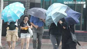 天氣,氣象,下雨,颱風,降雨,雨天,停班,停課,上班,上課,冒雨,雨傘,撐傘,淋雨,強風,豪雨（示意圖／邱榮吉攝影）