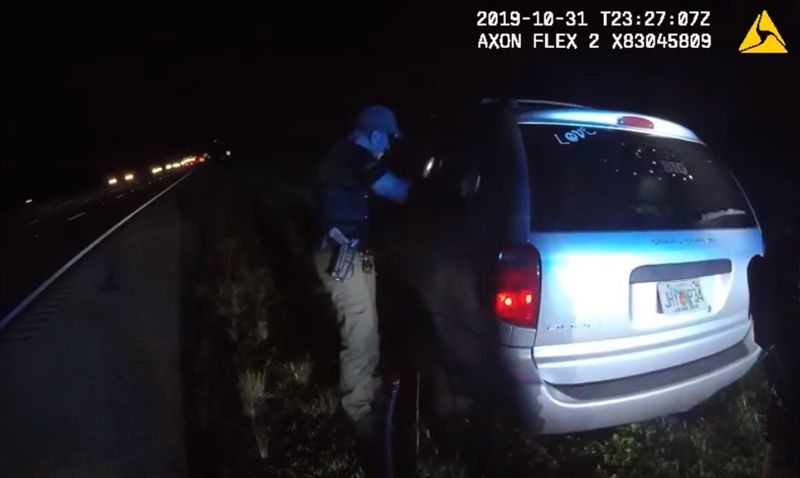 吸毒媽開車突昏迷！女童打N檔救全家