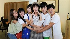 朵朵(左起)、番茄姐姐、月亮姐姐，與柳丁哥哥(右起)、西瓜哥哥到《美味滿閣》劇組探Kiwi姐姐(右三)的班（圖／東森提供）