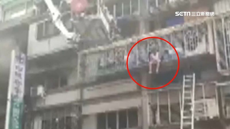 三重大樓竄火！外籍男趴窗驚慌等救援