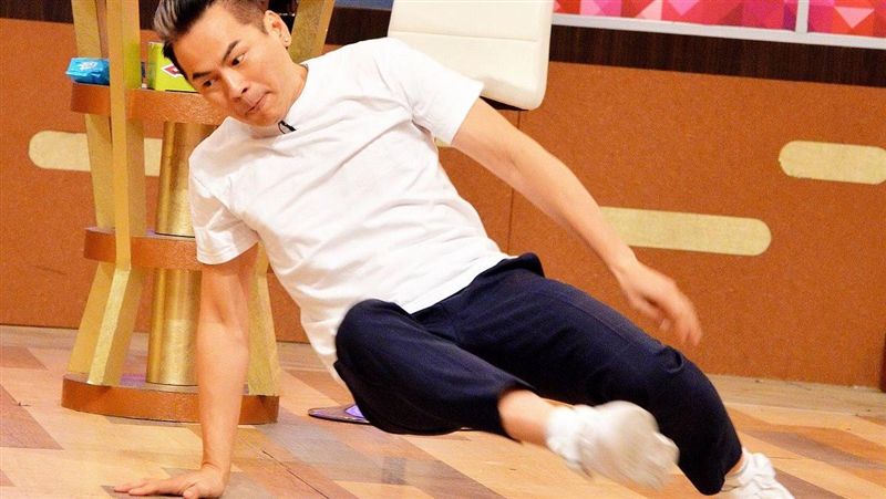 半百男星拚了！大秀掃堂腿主持人傻眼