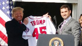 川普白宮接見國民隊  獲贈45號球衣