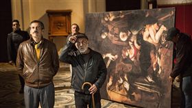 義大利電影失竊神畫　揭50年前名畫失竊秘辛義大利電影「失竊神畫：卡拉瓦喬」（The Stolen Caravaggio）透過「劇中劇」的安排，揭開50年前震驚世界的名畫「耶穌的誕生」竊案中，黑手黨偷盜名畫的內幕，全片節奏刺激，搭配結尾劇情神反轉，讓國外影評大呼過癮，15日也將在台上映。（佳映娛樂提供）中央社記者洪健倫傳真　108年11月4日
