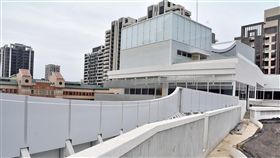 國家電影中心預計110年完工（2）國家電影中心施工進度已達81.15%，建築的大影視廳與小影視廳各自獨立，但也能因應人數和放映需求結合，完全沒有違和感，屬可創造空間與時間分別組裝與建構的蒙太奇（Montage）建築手法，整體工程預計民國110年底完工。中央社記者黃旭昇新北市攝  108年11月4日