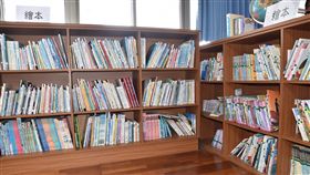 澎湖中屯好書室啟用　邀居民與師生共讀澎湖縣中屯國小成立「中屯好書室」社區共讀站，4日由澎湖縣長賴峰偉等人正式揭牌啟用，未來除師生共同使用外，也會開放給社區居民及學生共用，推廣全民閱讀習慣。中央社　108年11月4日