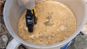 高雄環保局稽查人員檢驗廢水酸鹼值高雄市環保局日前啟動空拍蒐證，發現鳳山溪上游大寮區有重金屬蝕刻的酸性廢污水排放，稽查人員赴現場採樣檢測廢水酸鹼值，以作為裁罰依據。（高雄市環保局提供）中央社記者王淑芬傳真　108月11月4日