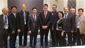 貿協拜會美國務次卿　將成立台美經貿拓展辦公室中華民國對外貿易發展協會董事長黃志芳（左4）4日率團參加印太商業論壇，由美國在台協會（AIT）處長酈英傑陪同會見美國國務次卿克拉奇（Keith Krach）（左5）等美國高階官員。（外貿協會提供）中央社記者廖禹揚傳真　108年11月4日