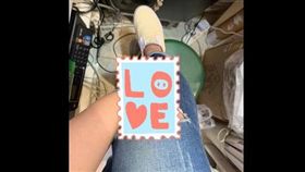 女大生,爆廢公社二館,牛仔褲,破洞,抓癢