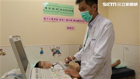 男童就診檢查畫面