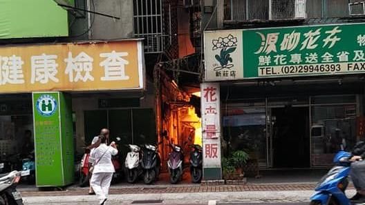牛肉麵店瓦斯桶外洩起火！　濃煙竄天