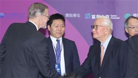 人才循環大聯盟高峰會　張忠謀與酈英傑握手致意「人才循環大聯盟高峰會」5日上午在南港展覽館2館舉行，台積電創辦人張忠謀（右2）與美國在台協會（AIT）處長酈英傑（左）握手致意。中央社記者鄭傑文攝　108年11月5日