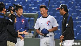 ▲12強陳冠宇、王柏融和日本隊監督稻葉篤紀打招呼。（資料圖／記者王怡翔攝影）