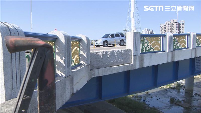陸橋護欄遭撞毀矮一截　竟半年未修繕