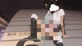 IG網美在大安捷運站拍下大膽的性感照，引起網友兩派爭論。（圖／翻攝自Dcard）