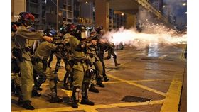 中國國家主席習近平會見香港行政長官林鄭月娥，泛民主派人士擔心這是強硬訊號，認為林鄭月娥可能會繼續以高壓手段對付「反送中」示威者。圖為港警20日在九龍施放多枚催淚彈。（檔案照片／共同社提供）