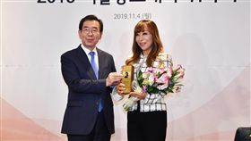 首爾市長任命曹秀美為首爾宣傳大使首爾市長朴元淳（左）4日在首爾市政廳任命南韓女歌唱家曹秀美（右）為首爾宣傳大使。（首爾市政府提供）中央社記者姜遠珍首爾傳真  108年11月5日