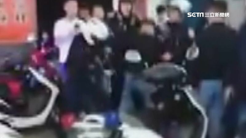 醉漢K歌鬧事爆衝突！警棍執法打屁股