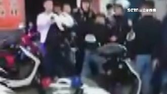 醉漢K歌鬧事爆衝突！警棍執法打屁股