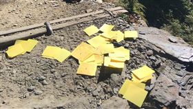 登玉山若亂撒冥紙  可依國家公園法開罰玉山主峰步道日前遭不明人士亂撒冥紙，誇張行為引發眾多山友痛批，玉山國家公園管理處5日發布新聞稿表示，任何人舉旗幟、帶人偶、背神明登頂玉山都不會禁止，但若亂撒或燒冥紙、設祭祀神壇將依國家公園法開罰。（玉管處提供）中央社記者蕭博陽南投縣傳真  108年11月5日