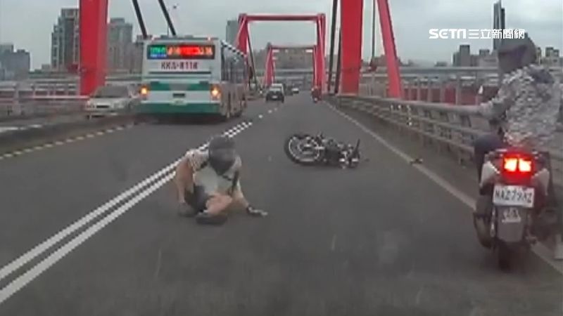 公車轉彎角度過大　騎士摔車險遭輾
