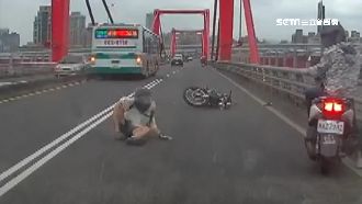 公車轉彎角度過大　騎士摔車險遭輾