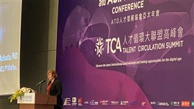 領導力專家：培育人才應注重情緒管理7th Mind公司執行長安德瑞亞塔（Britt Andreatta）5日在人才循環大聯盟高峰會發表專題演講指出，培養人才很重要的一點是看情緒智商，很多事情可以由機器完成，但是培育人才需要注重情緒管理。中央社記者吳家豪攝  108年11月5日