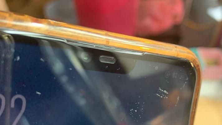 老闆貼滿版保護膜　她見愛機一秒傻眼