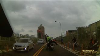 等等我啊…警還沒上車慘被隊友丟包