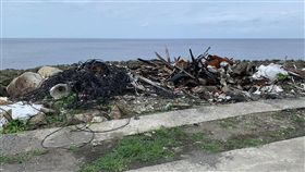 蘭嶼綠島垃圾亂丟　違者最高罰6000元蘭嶼及綠島的沿海公路經常遭人棄置垃圾，台東縣環保局表示，民眾隨意亂丟垃圾，若經舉發且查證屬實，將依法裁罰新台幣1200至6000元罰鍰。（台東縣政府提供）中央社記者李先鳳傳真　108年11月5日
